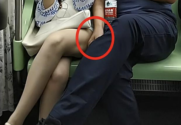 ▲孙姓男子在地铁伸狼爪猥亵白衣短裙妹，被辅警直击扭送警局。（图／翻摄北京公交警公众号）
