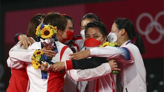 图为女双颁奖仪式后，中国组合与韩国组合同获得金牌的印尼选手一同拥抱。