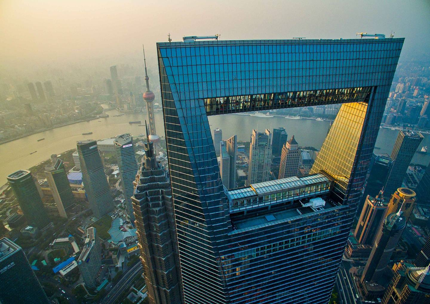 中国迅速发展成为世界第二大经济体。图为航拍上海陆家嘴金融城地标——上海环球金融中心。（新华社）