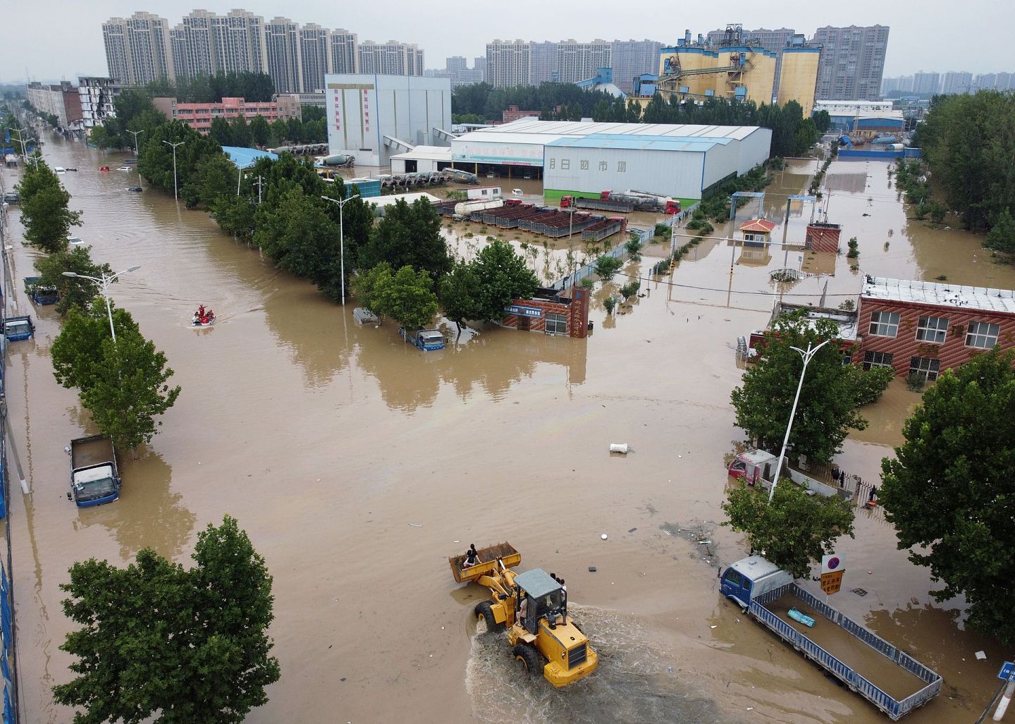 河南省会郑州市面对百年难遇的暴雨，灾情惨重。（路透社）