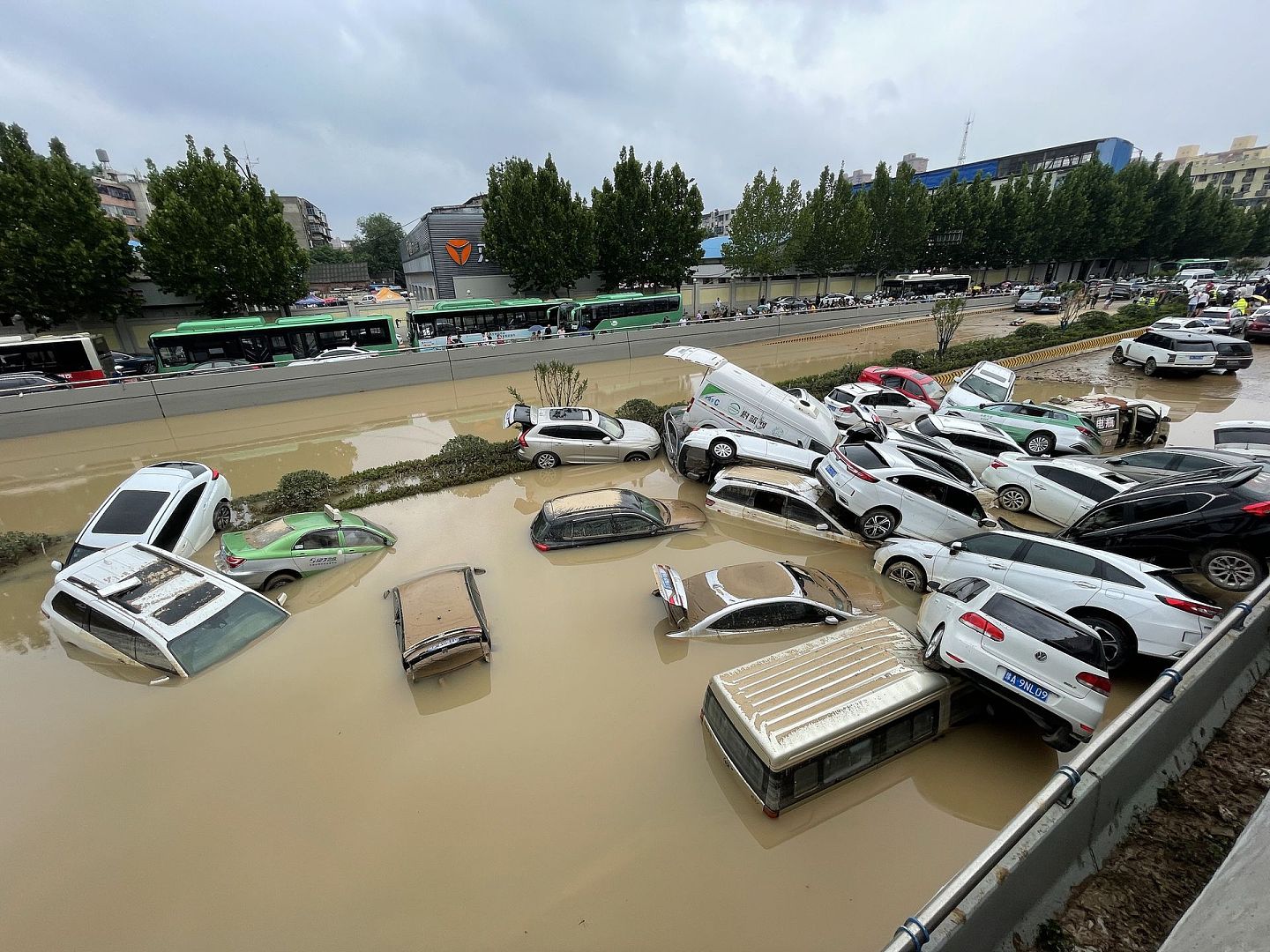 7月20日，河南省遭遇极端强降雨，郑州市多个国家级气象观测站日降雨量突破有气象记录以来历史极值。大暴雨致郑州多辆汽车被淹。（人民视觉）