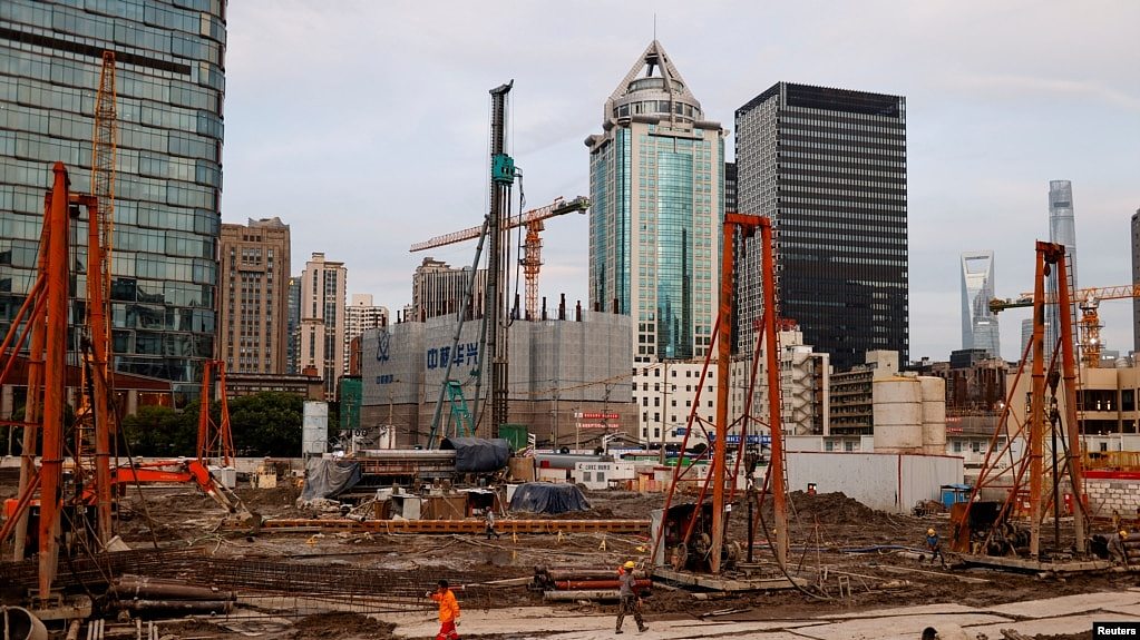 中国建筑工人在上海的一处建筑工地。（2021年7月12日）