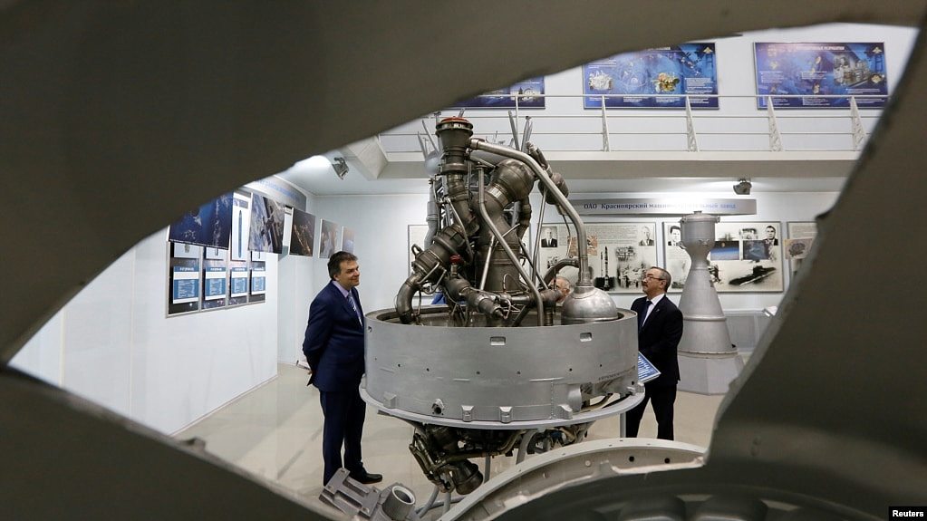 俄罗斯西伯利亚国立航空航天大学的教育和展示中心在接待参观者观看一个展出的火箭发动机。 （2017年4月11日）