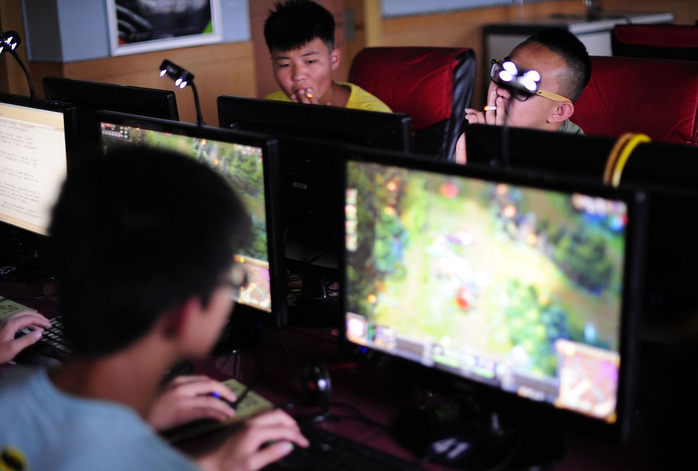2012年07月9日，山西省太原市， 网吧里上网的少年，不少网络少年在网吧养成了不好的习惯+++ （图源：VCG）