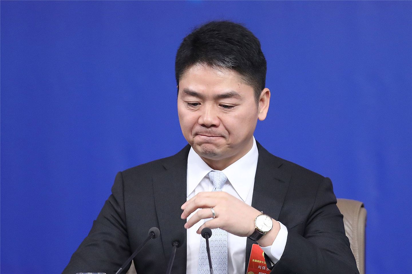 刘强东卷入一场桃色事件后已经退居幕后。（VCG）