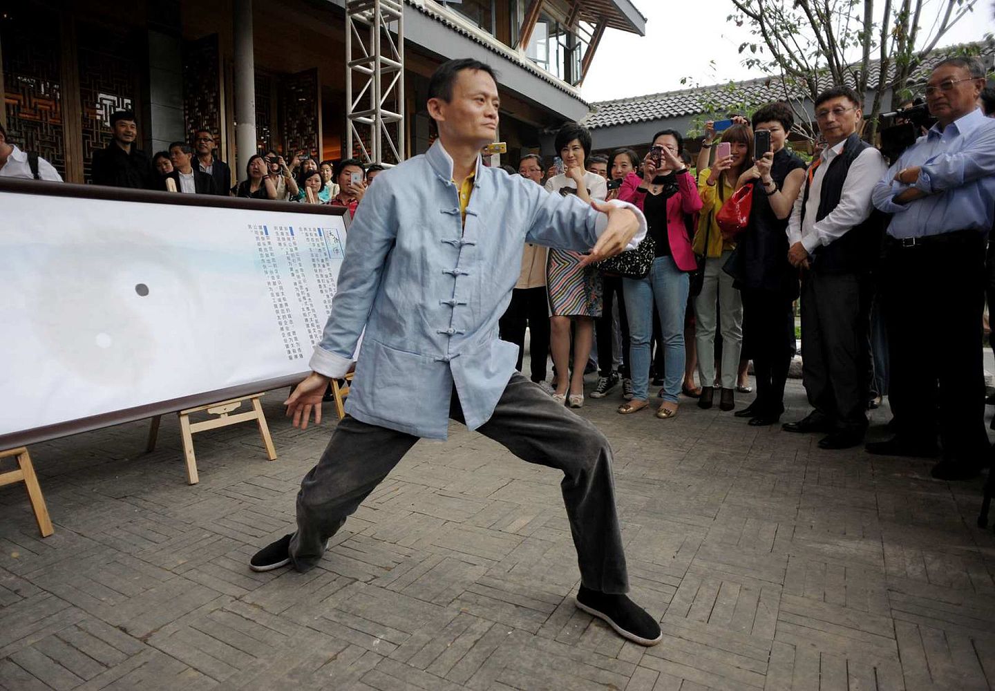 马云热衷公开活动，但是近期鲜有公开露面。图为2013年5月10日马云在浙江杭州表演太极拳。（VCG）