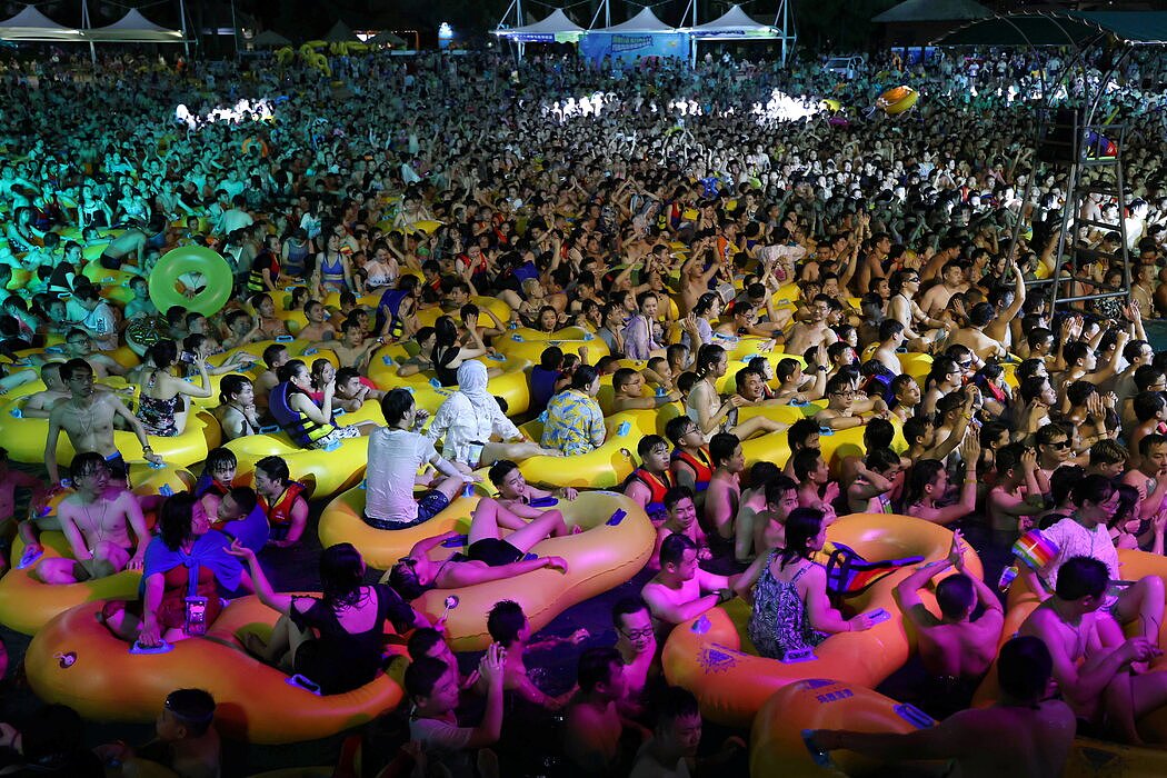 去年夏天，在中国消除病毒后，武汉的一个泳池派对。