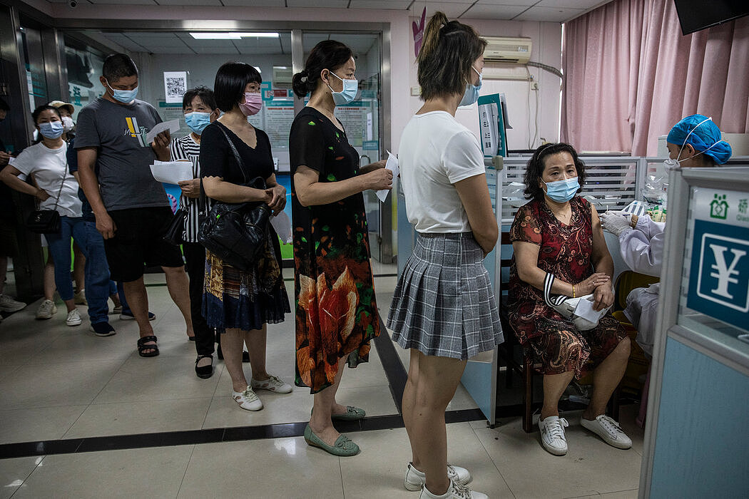 6月，武汉接种疫苗的民众。北京面临的部分挑战是，中国制造的疫苗在对抗德尔塔变异毒株方面不够有效。
