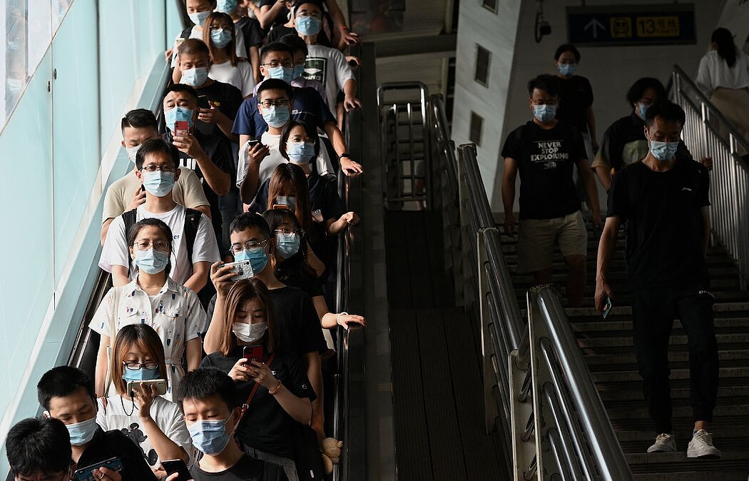 周三，高峰时段的北京地铁。官员允许人们在德尔塔疫情期间继续使用公共交通。