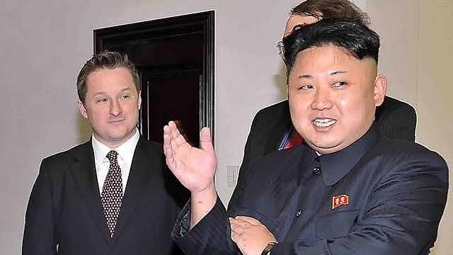 2014年，金正恩与罗德曼在朝鲜会面时，斯帕弗（左）在一旁陪同。
