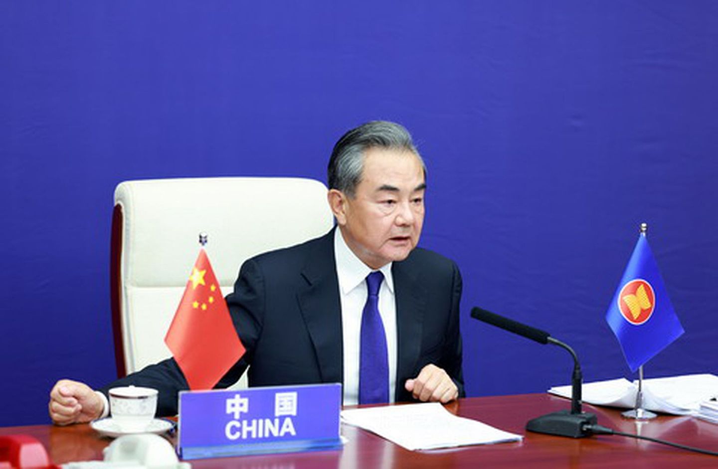 2021年8月3日，中国国务委员兼外长王毅以视频方式出席东盟与中日韩（10+3）外长会。（中国外交部官网）