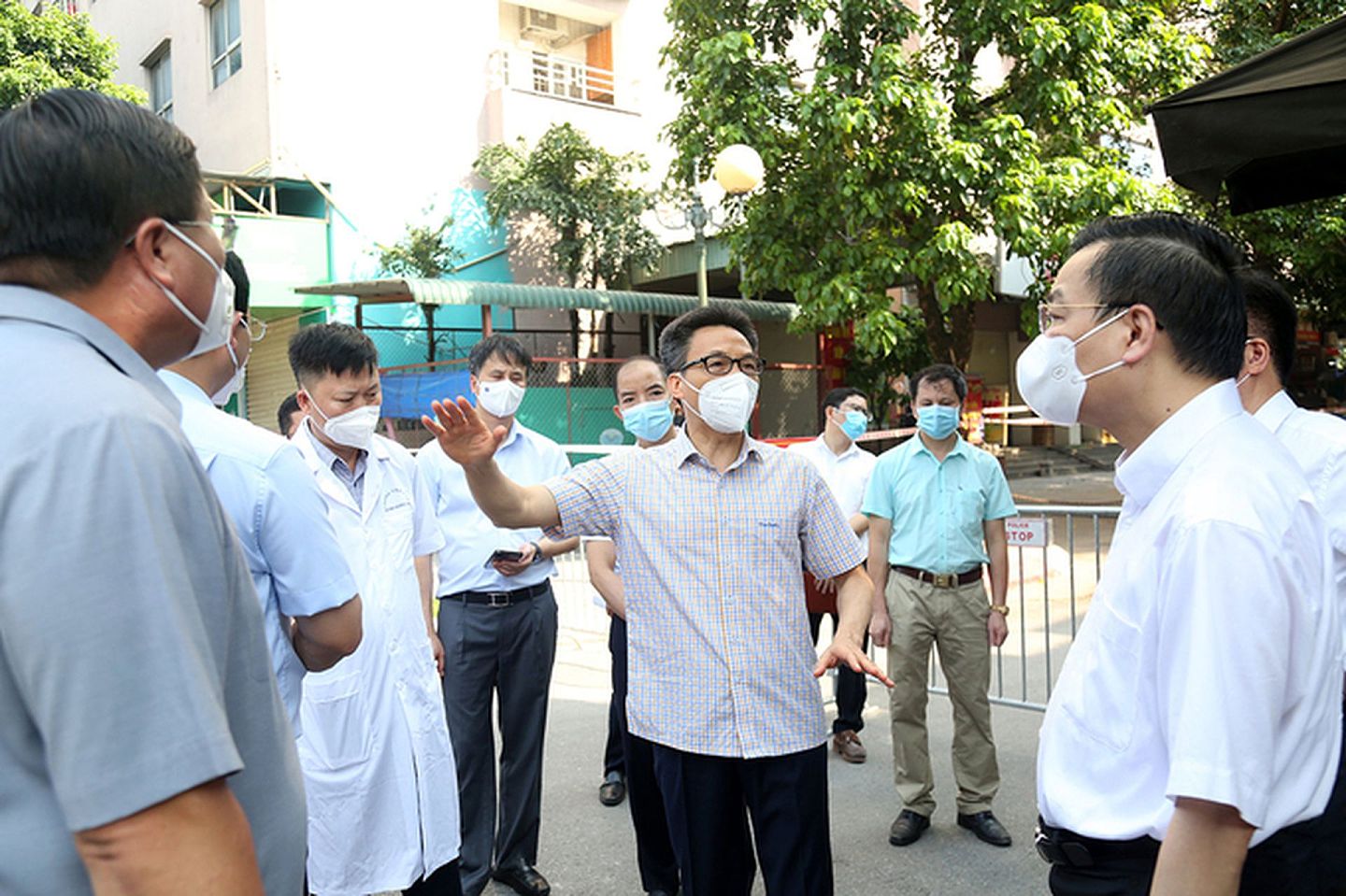 在疫情之下，越南副总理武德儋（中间做手势者）已专门出面指导各地实施隔离、防疫等工作。（越南快报网页截图）