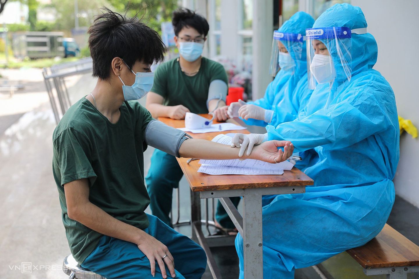 在胡志明市，接种部分疫苗前需要观察接种者的血压等情况。（越南快报网页截图）