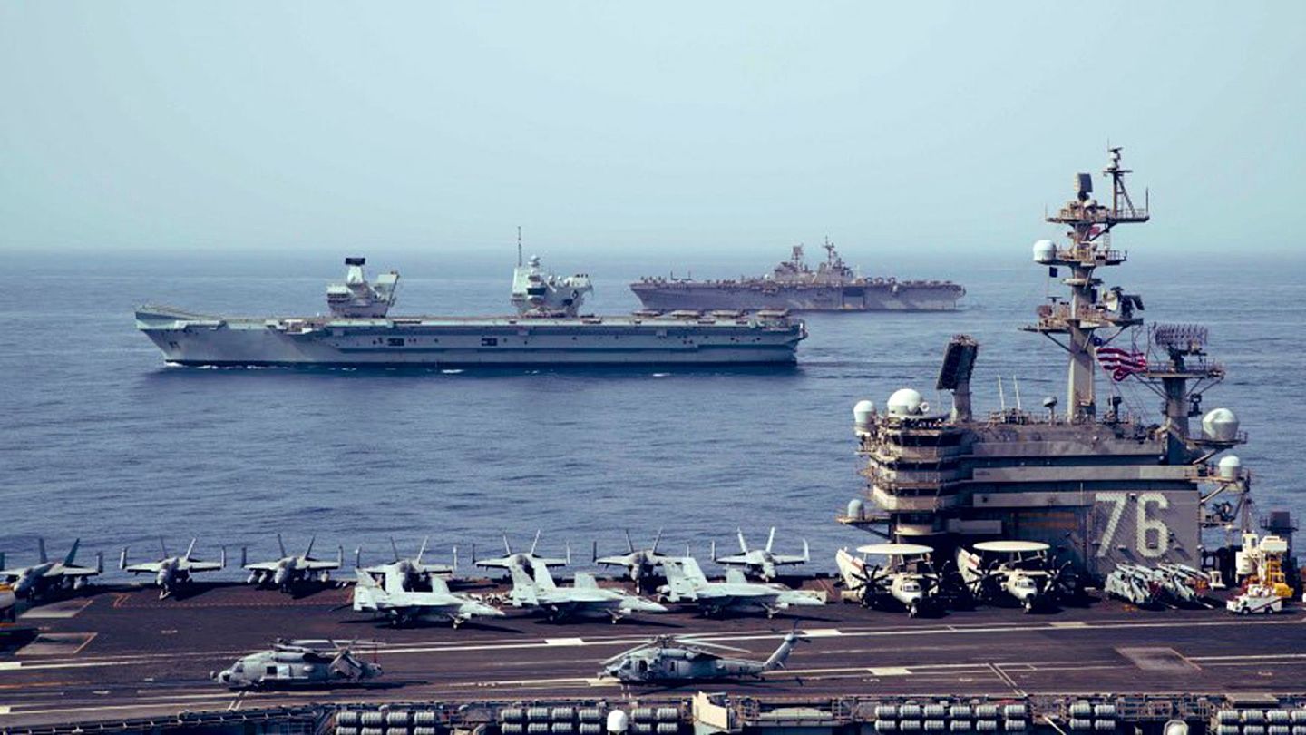 2021年7月底，美国里根号航母（近）与英国伊丽莎白女王号航母（中）在印度洋举行联合演习。（Twitter@US 5th Fleet）