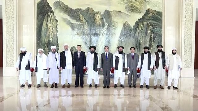 塔利班代表团与中国外交部官员在天津会面。