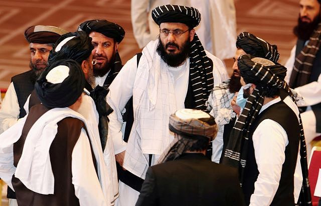 2020年，塔利班代表团在多哈的一次会面上发言。