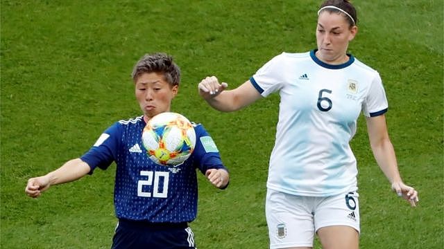 2021女子足球世界杯期间，日本队员和阿根廷队员争球