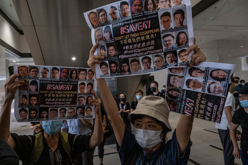 5月在香港举行的一场抗议活动，支持47名因中国国安法受到指控的民主活动人士。高额保释金意味着大多数人在接受审判之前，可能要在监狱中度过数月甚至数年。