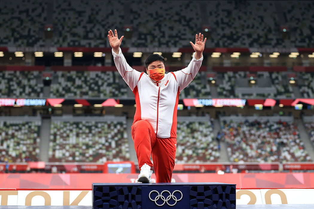 中国选手巩立姣在周日的铅球比赛中赢得金牌。