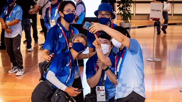 Five volunteers taking a selfie together.