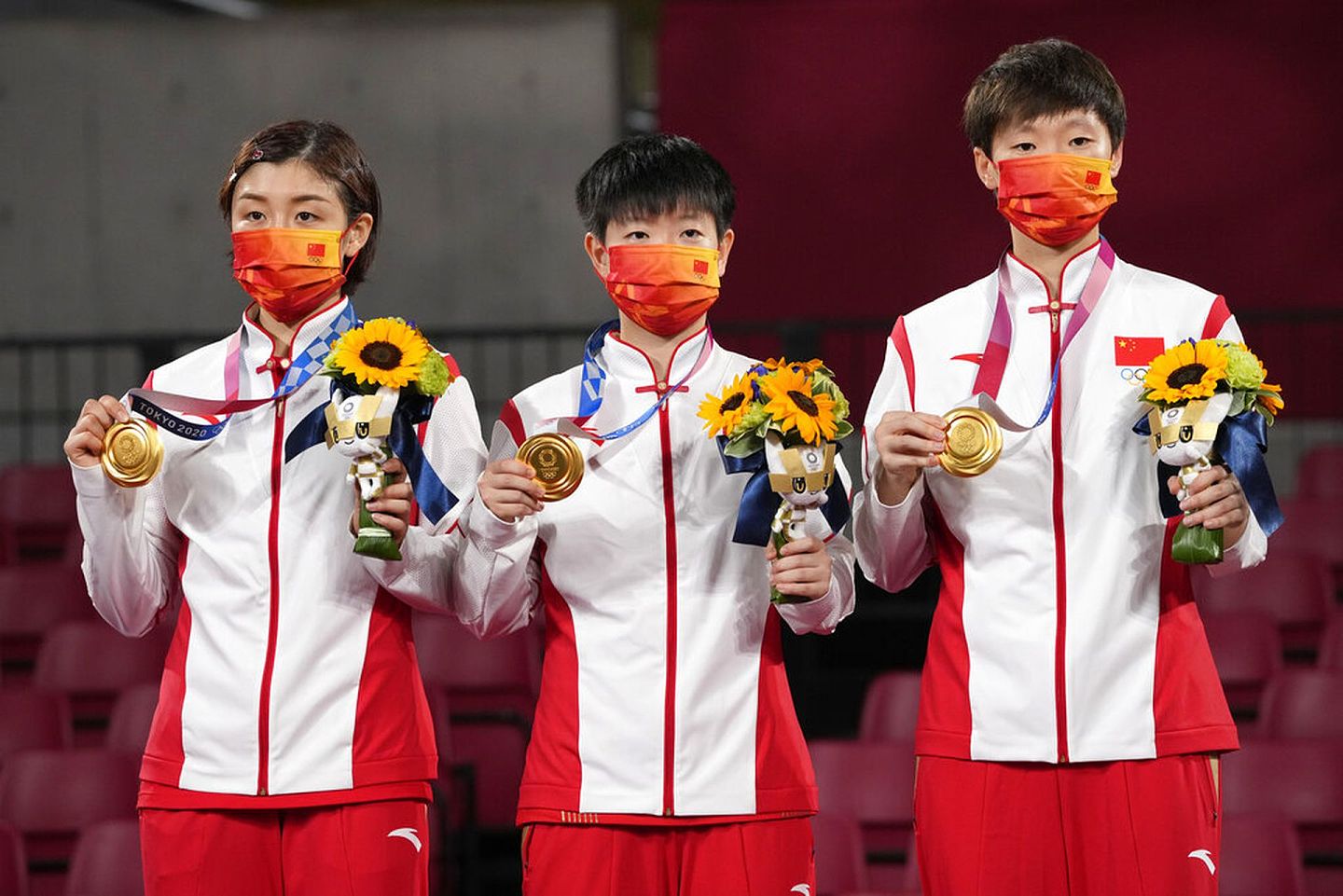 8月5日晚，由陈梦、孙颖莎和王曼昱组成的中国女乒天团在东京奥运会乒乓球女子团体决赛战胜日本队，成功将这一枚金牌稳稳地拿下，也为中国奥运军团带来了第34枚金牌。（AP）