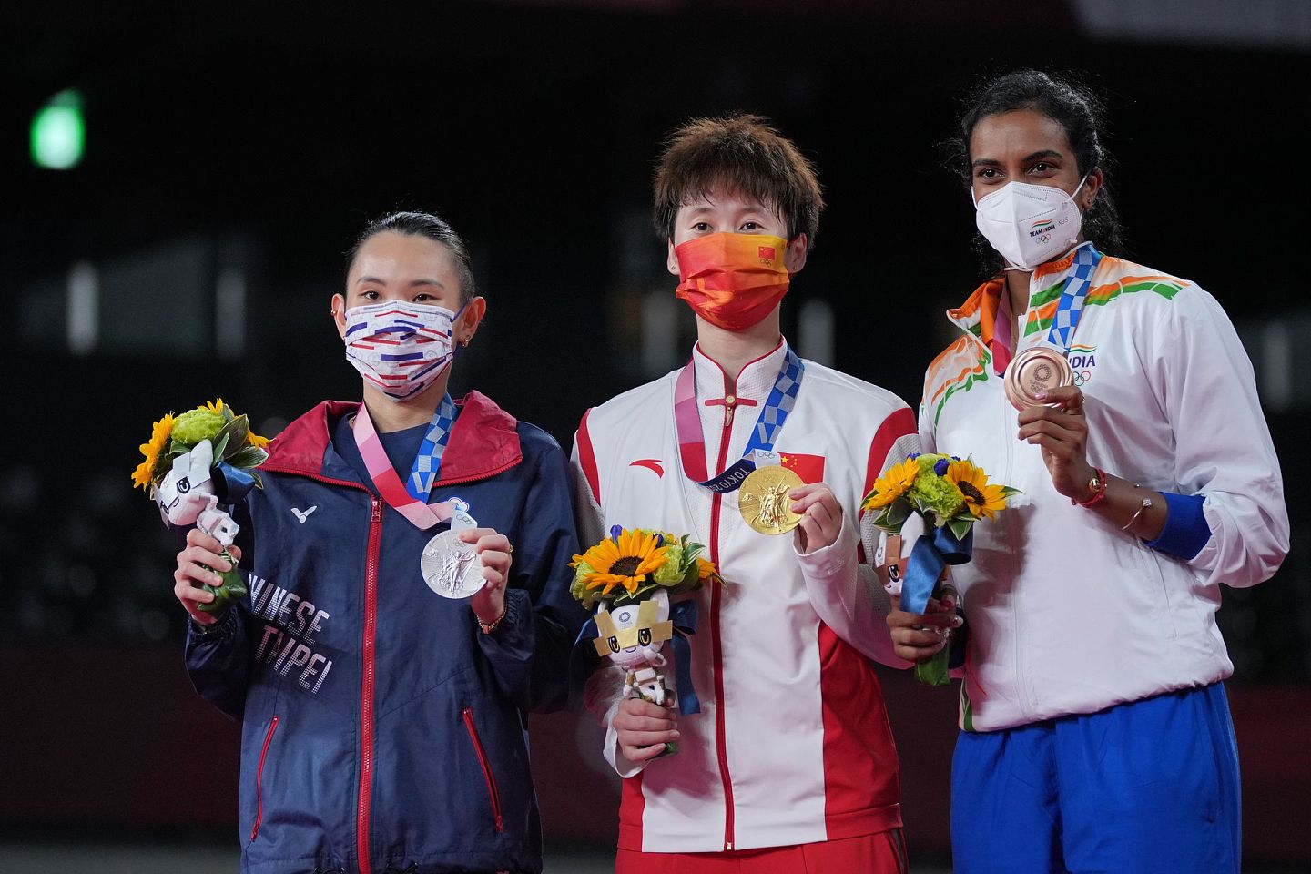 8月1日东京奥运会羽毛球女子单打决赛中，中国大陆选手陈雨菲（中）以2比1战胜中华台北选手戴资颖（左），夺得金牌。（新华社）