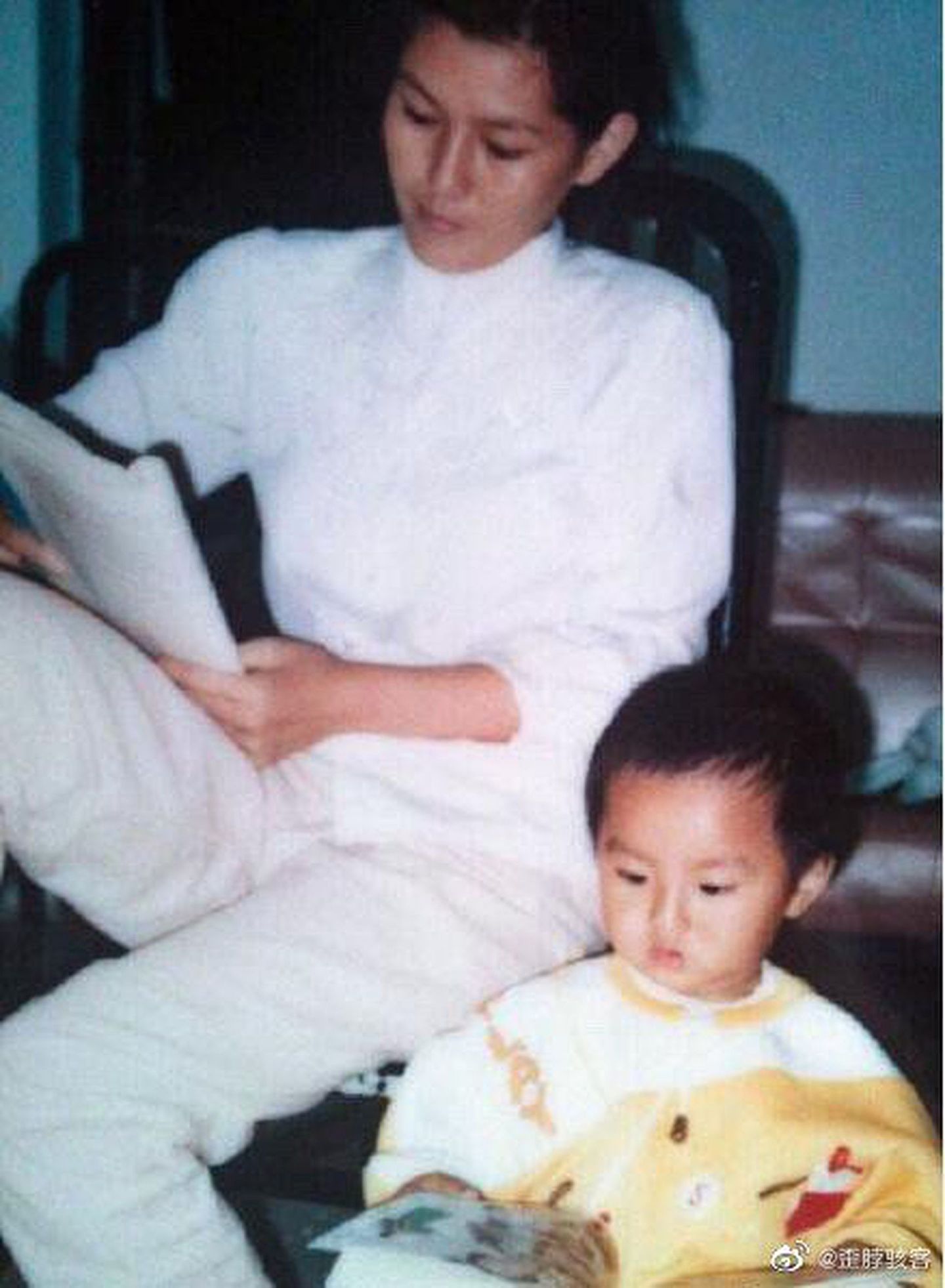 网传吴亦凡（右）小的时候和妈妈一起的照片。（微博@外刊IT评论）