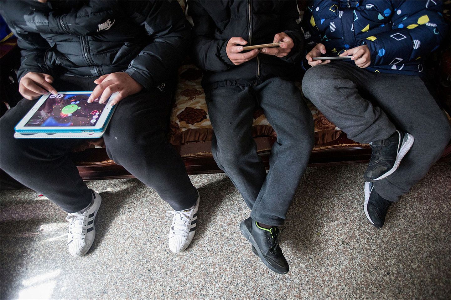 据媒体报道，有近半学童经常玩腾讯旗下游戏《王者荣耀》，其为学生之间最受欢迎的网游。（视觉中国）