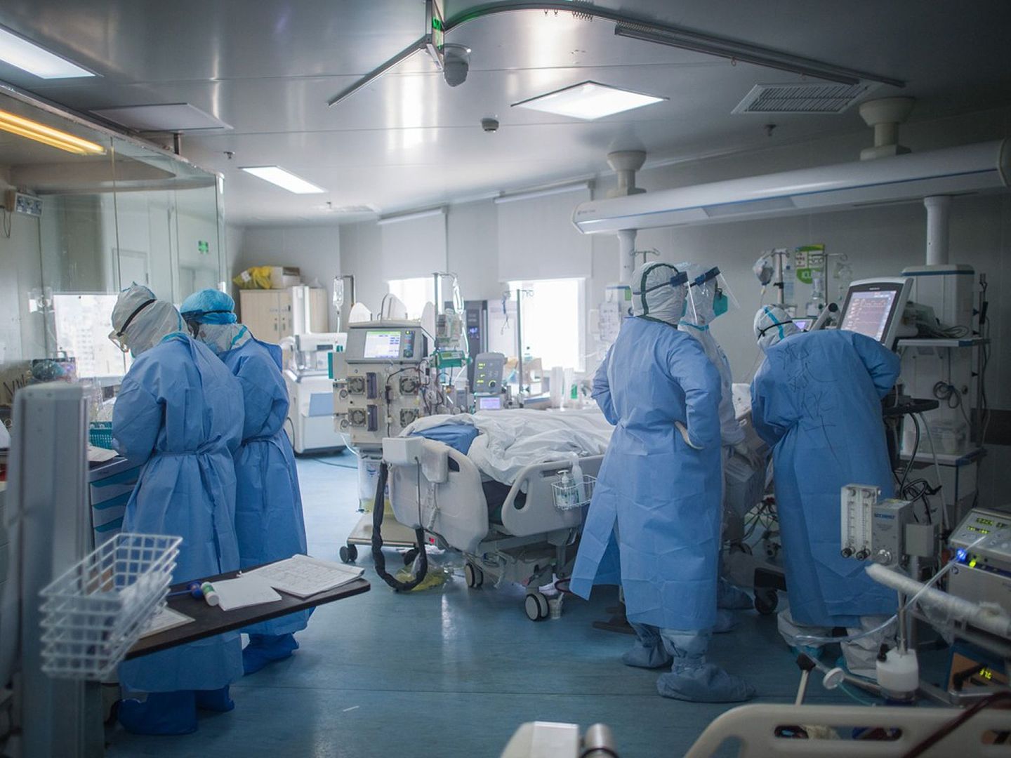 3月19日，来自内蒙古、浙江等中国各地的医疗队队员在武汉市肺科医院重症监护室忙碌。（新华社）