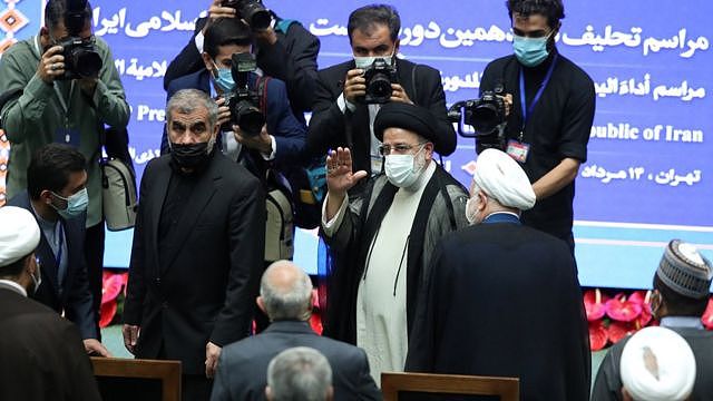 立场强硬的卜拉欣莱希（图中举手示意者）刚刚就任伊朗总统。