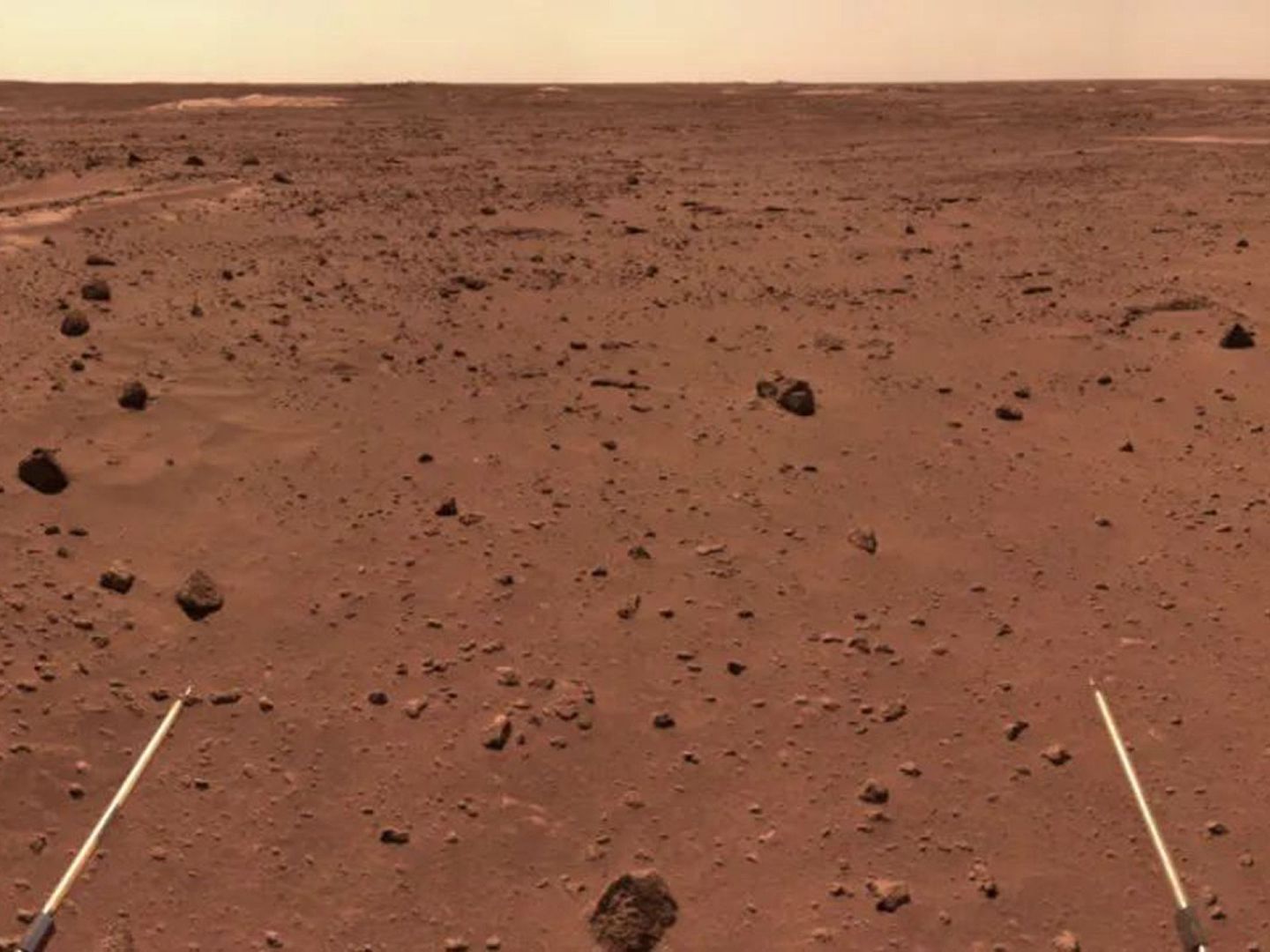 “祝融号”火星车穿越复杂地形地带。（微博@中国探月工程）