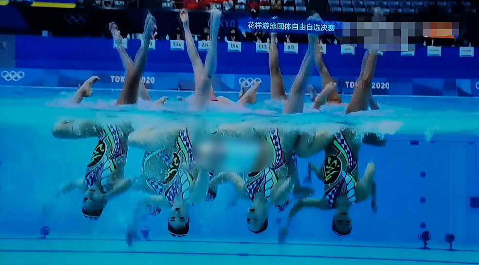 日本花样游泳队服设计瘆人，腰围一个大写“祭”字，网友：好阴间