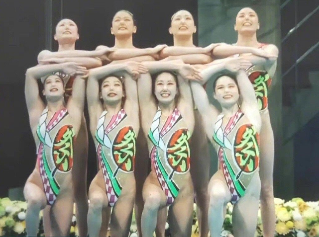 日本花样游泳队服设计瘆人，腰围一个大写“祭”字，网友：好阴间