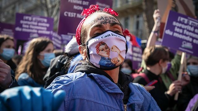国际妇女节法国巴黎游行上的一位女参加者（8/3/2021）