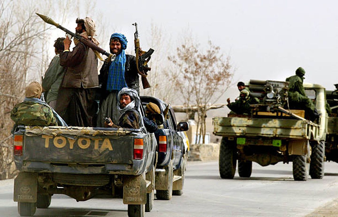 2002年3月8日，阿富汗北方联盟士兵乘车从首都喀布尔出发，准备参加围剿塔利班武装与基地组织武装分子的行动。（Getty）