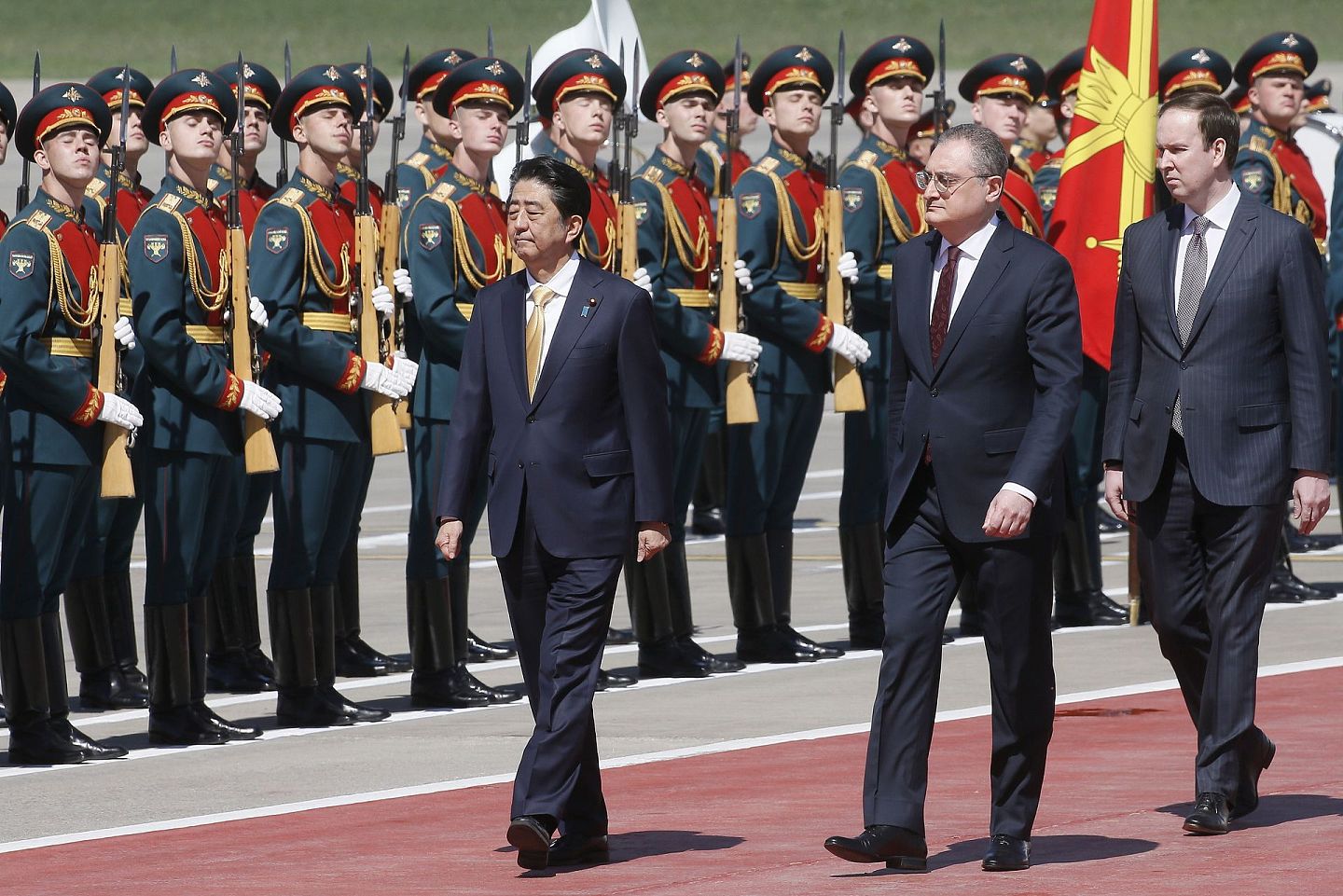 2018年5月26日，日本前首相安倍晋三乘专机抵达伏努科沃2号机场，并推动在日俄争议岛屿问题上的谈判。（VCG）