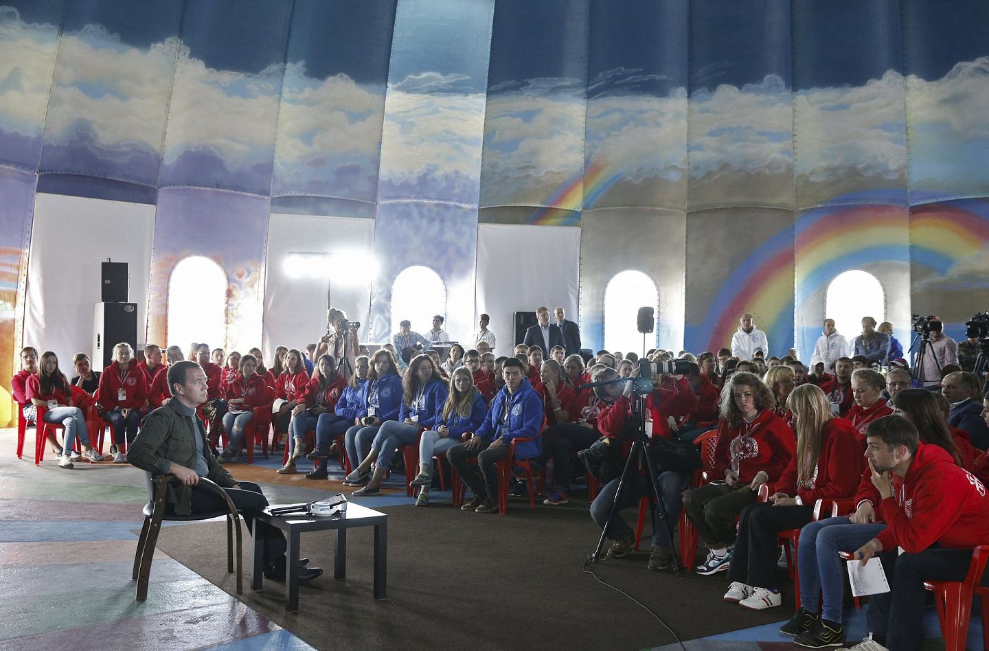 2015年8月22日，俄罗斯总理梅德韦杰夫登上俄日争议岛屿南千岛群岛（日称北方四岛）进行工作视察，参加在择捉岛举行的“全国青年教育论坛”活动。（Reuters）