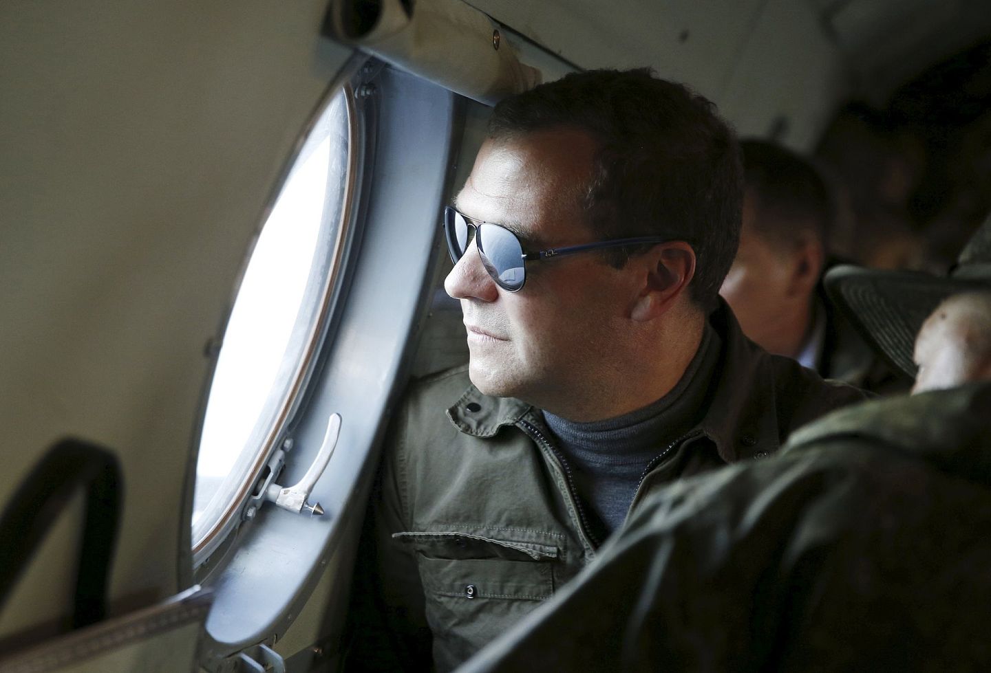 2015年8月22日，俄罗斯总理梅德韦杰夫登上直升飞机视察俄日争议岛屿南千岛群岛。（Reuters）