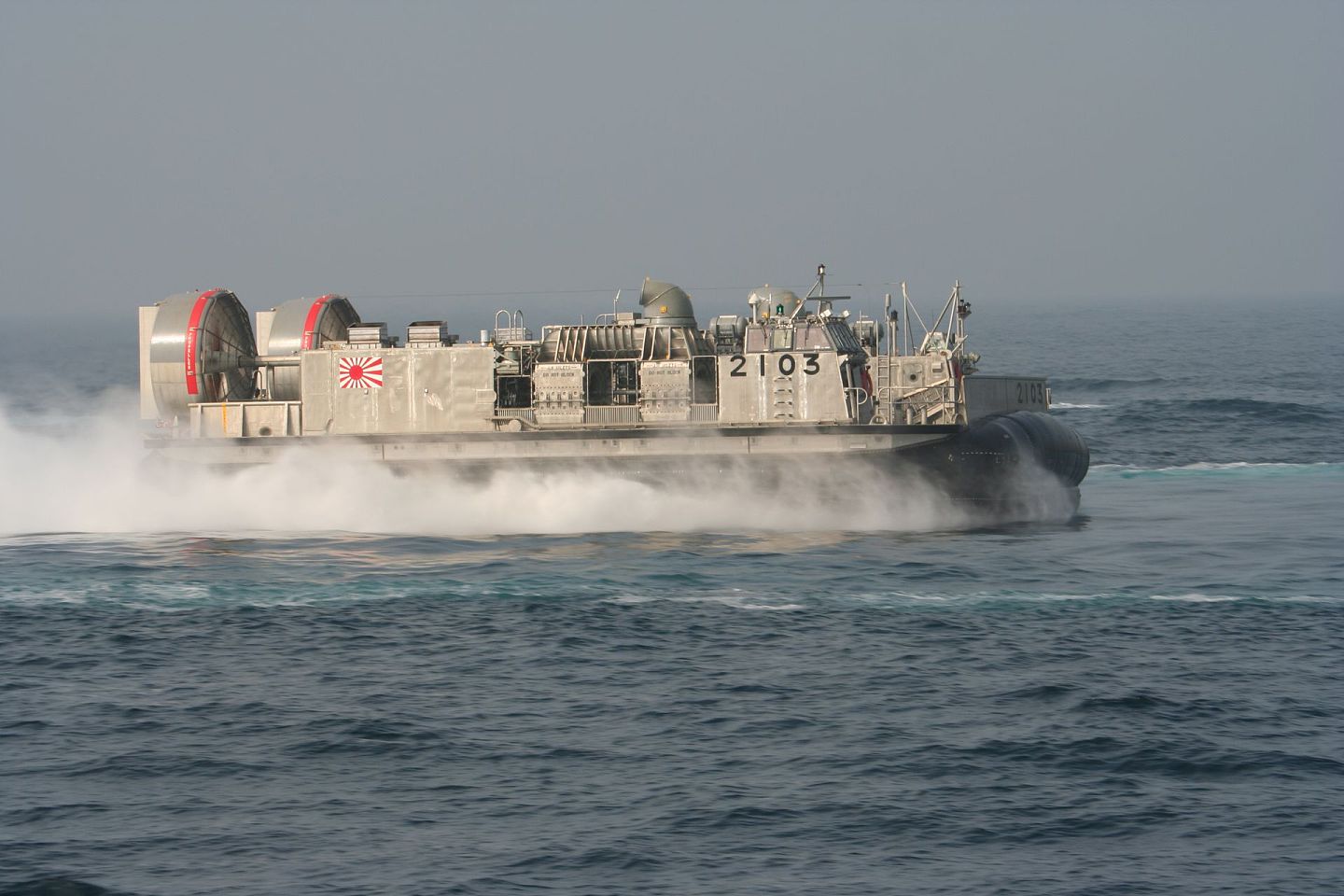 日本海上自卫队装备的美制LCAC-1级气垫登陆艇。（维基百科公有领域）