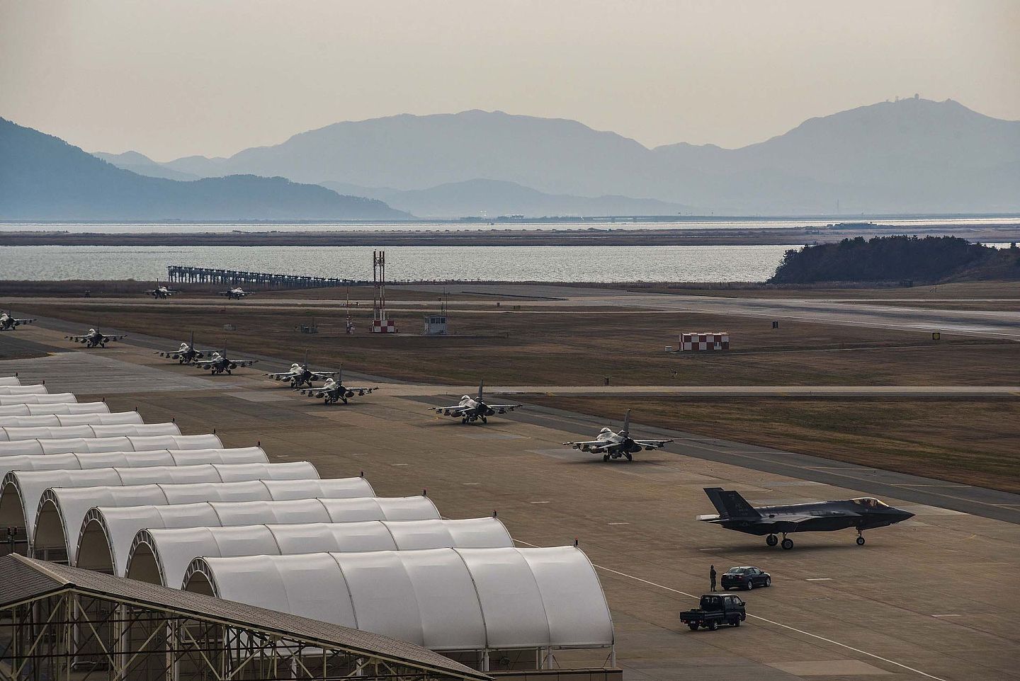 2017年12月3日，美国空军F16战机以及F35A战机参加在朝鲜半岛举行的代号为“警戒王牌”大规模军演。（视觉中国）
