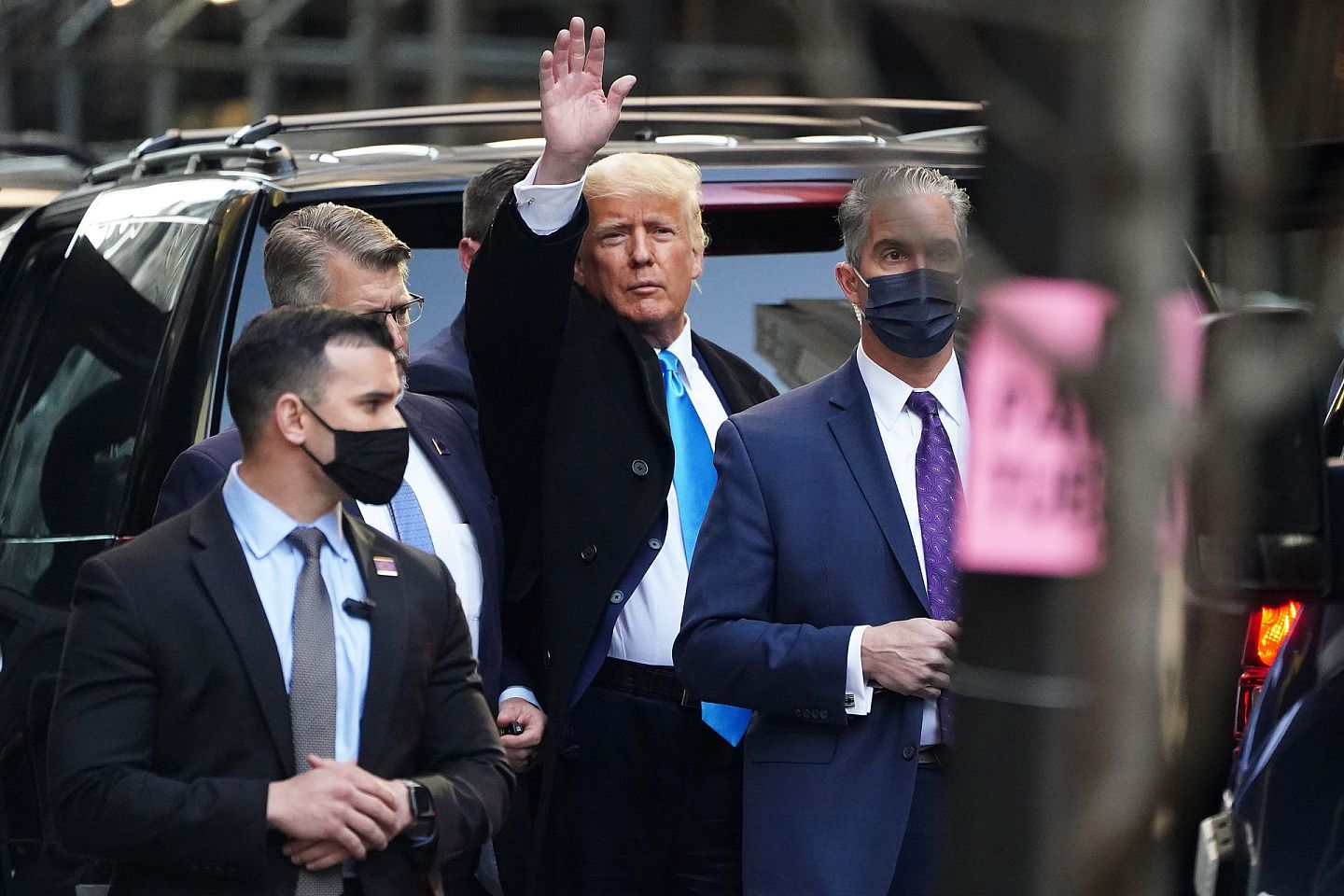 2021年3月9日，美国前总统特朗普（中）现身纽约特朗普大厦，向大厦外的特朗普支持者挥手示意。（Reuters）