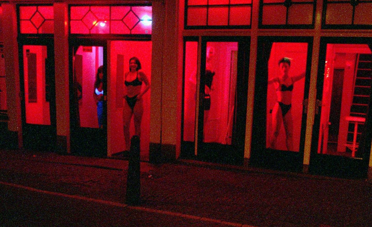 色欲都市：阿姆斯特丹的红灯区以橱窗女郎闻名，有如现代的露天购物商场，让嫖客一览无遗。 （美联社）
