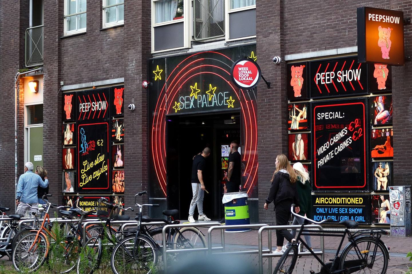 色欲都市：阿姆斯特丹是热门旅游城市。 吸引旅客的，无疑是独特的开放文化，同时也是因为大量的旅客，带旺性产业，两者一直相辅相成。 图为2020年7月1日，荷兰阿姆斯特丹的红灯区重开。 （Getty Images）