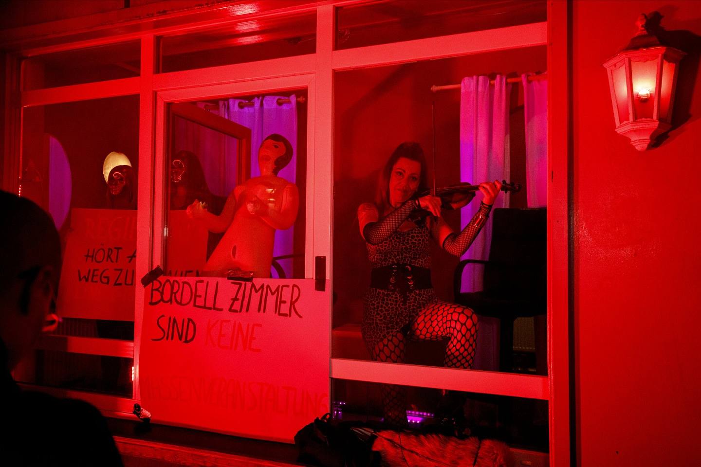 色欲都市：图为2020年7月11日，德国汉堡有性工作者反对因应新冠肺炎实施的封城措施。 （Getty Images）