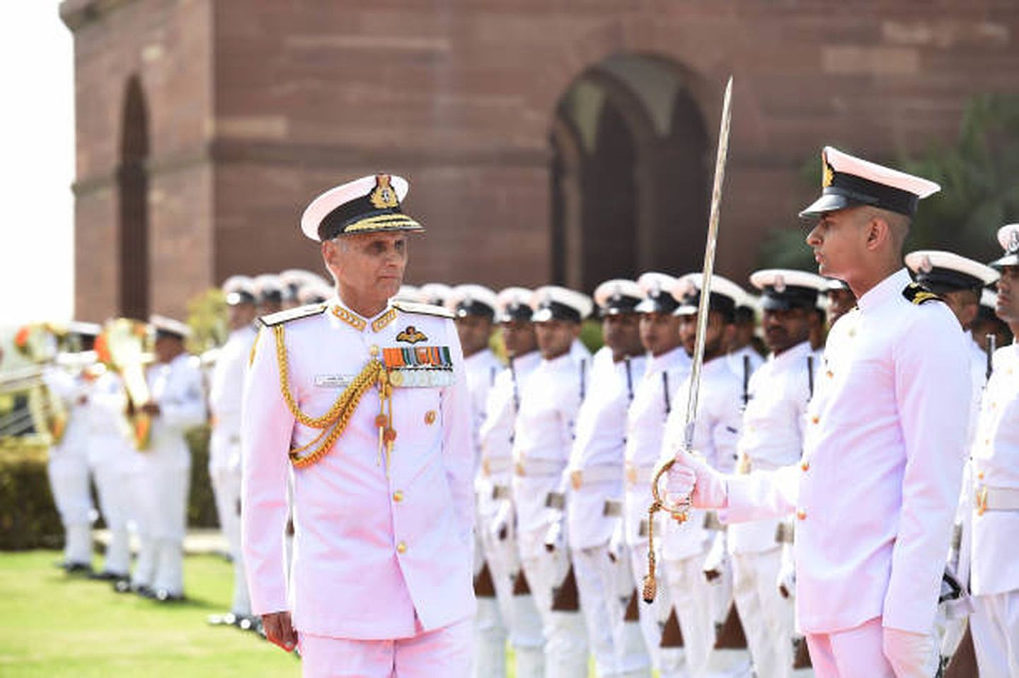 2019年5月31日，新德里，印度海军上将辛格（Karambir Singh，左）在出席其就任第24届印度海军总司令的庆典期间检阅海军仪仗队。（Getty Images）