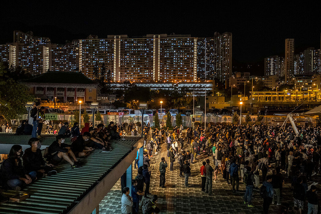 2019年11月，香港的民主支持者庆祝选举结果。尽管存在种种限制，反对派多年来还是设法赢得了许多民选席位。
