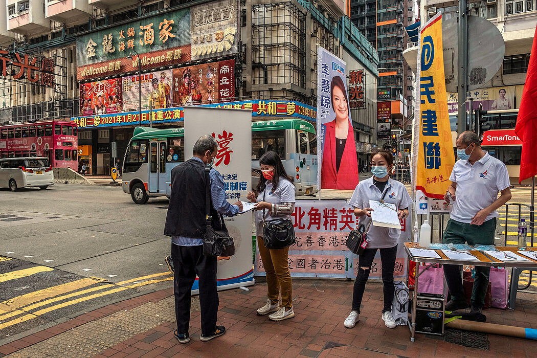 今年3月，亲北京的支持者在香港为新的选举制度做宣传。新制度大大减少了公众投票，增加了支持北京的立法会议员人数。