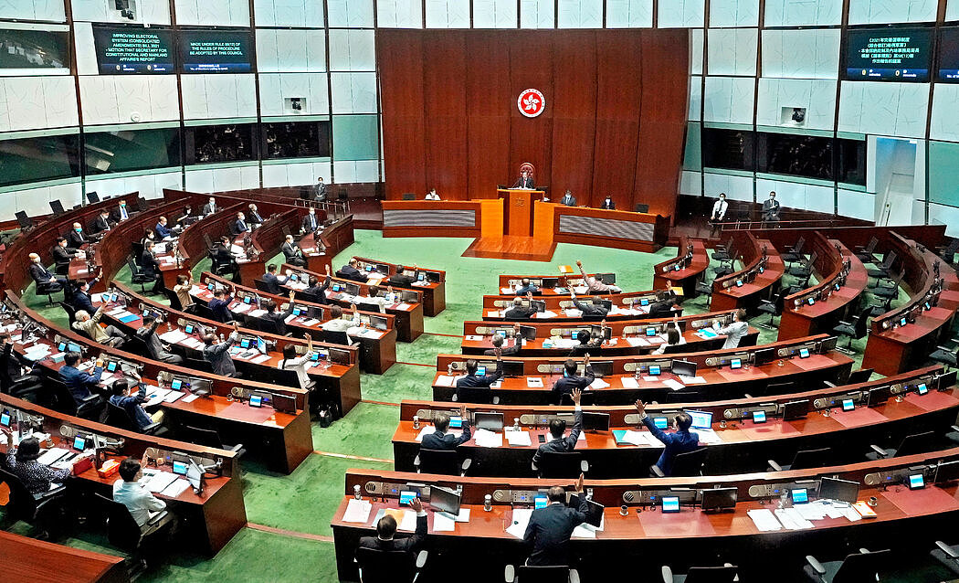 今年5月，亲中议员在香港立法会举手支持修改选举法的法案。