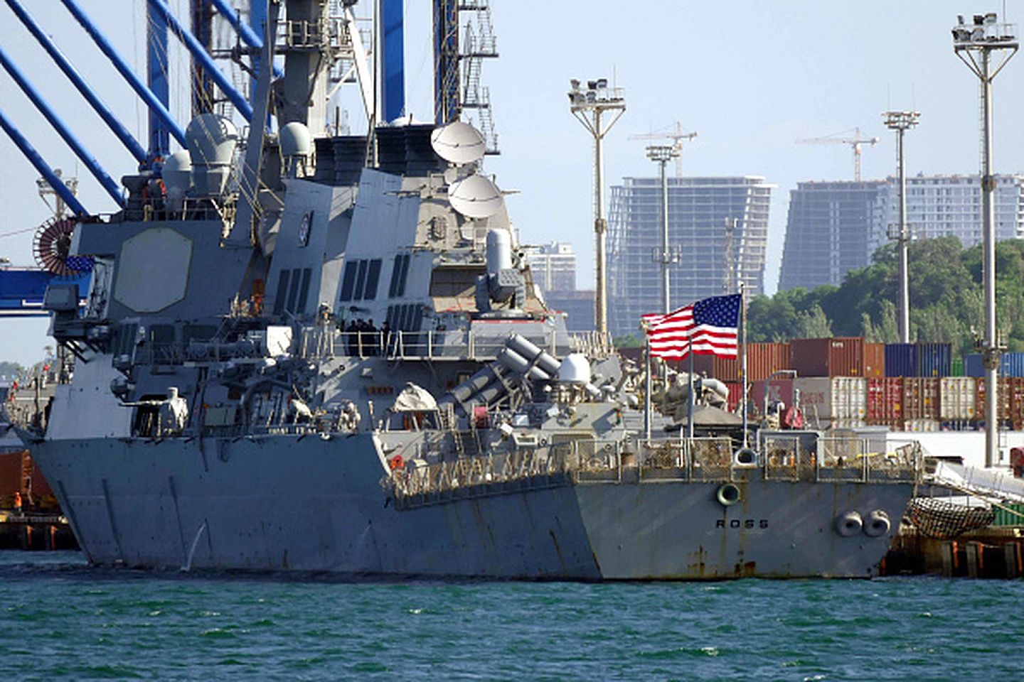 2021年6月27日，刚刚抵达乌克兰敖德萨港，准备参加于次日（6月28日）开始的“海上微风2021”联合军演的一艘美海军导弹驱逐舰。据悉，美军此次的参演舰船均来自第六舰队。（Getty Images）