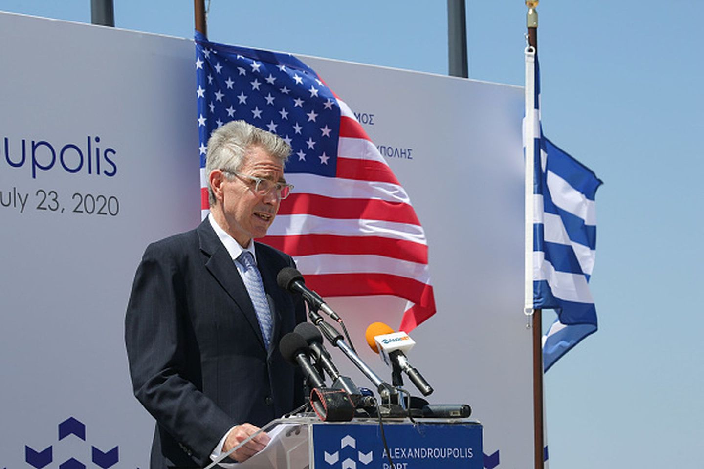 2020年7月23日，美国驻希腊大使雅特（Geoffrey Pyatt）在希腊北部亚历山德罗波利港主持“北约大西洋解决方案2020”联合军演的开幕式并致辞。（Getty Images）